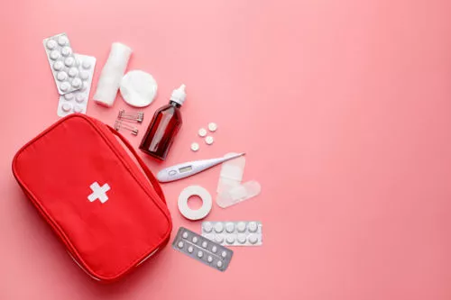 Trousse de médicaments : les indispensables de secours pour les vacances